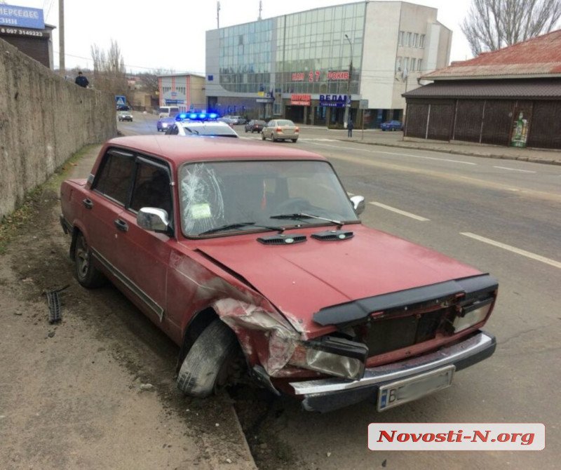В Николаеве «ВАЗ» после столкновения вылетел на тротуар и сбил двух пешеходов 1