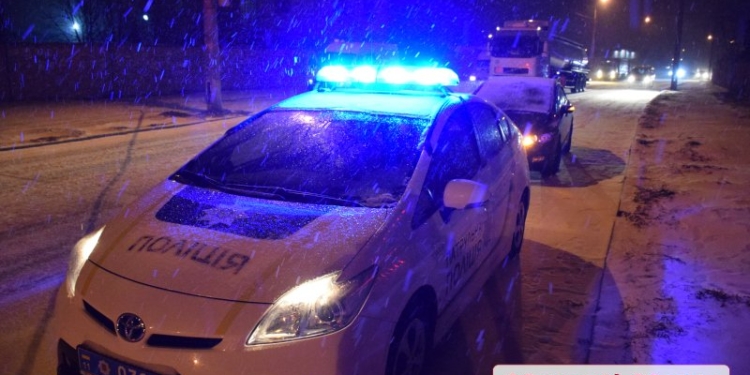 В Николаеве группа неизвестных избила водителя и отобрала его машину. Патрульные перехватили угонщика