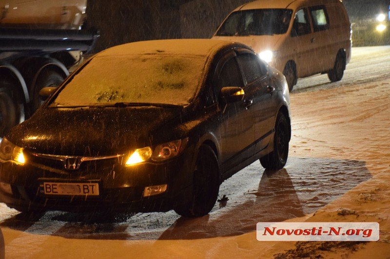 В Николаеве группа неизвестных избила водителя и отобрала его машину. Патрульные перехватили угонщика 8