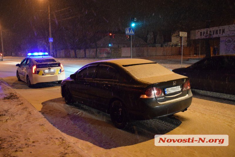 В Николаеве группа неизвестных избила водителя и отобрала его машину. Патрульные перехватили угонщика 14