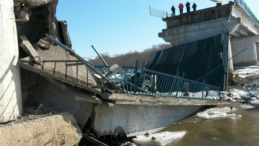 В России обрушился еще один мост. Двое погибших 1