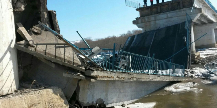 В России обрушился еще один мост. Двое погибших
