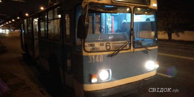 В Николаеве на ходу загорелся троллейбус №6