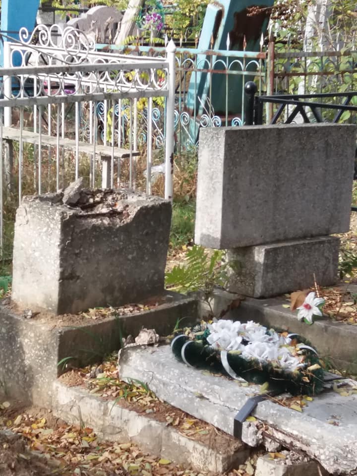 Николаевец предупредил о вандалах, которые ради металла разрушают памятники на Мешковском кладбище 15