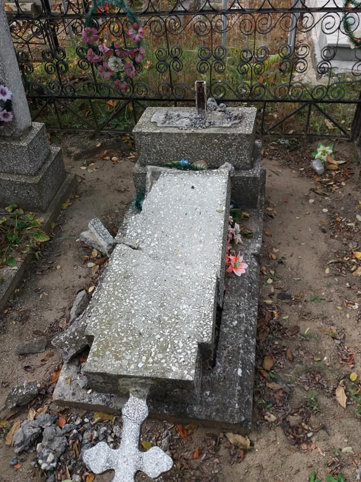 Николаевец предупредил о вандалах, которые ради металла разрушают памятники на Мешковском кладбище 7