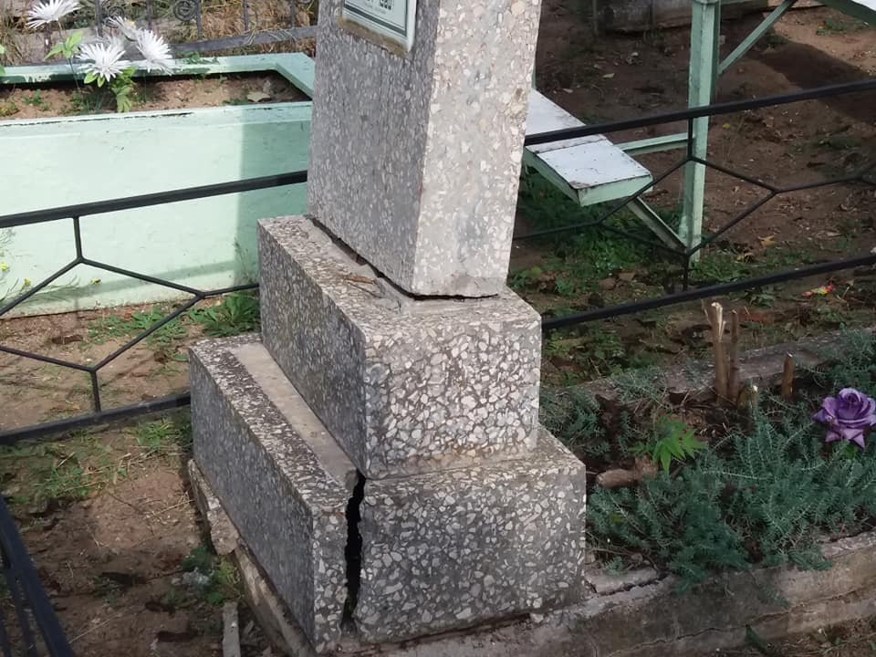 Николаевец предупредил о вандалах, которые ради металла разрушают памятники на Мешковском кладбище 17