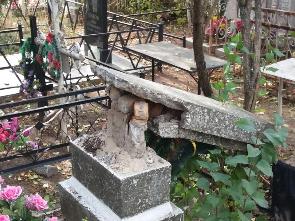 Николаевец предупредил о вандалах, которые ради металла разрушают памятники на Мешковском кладбище 21