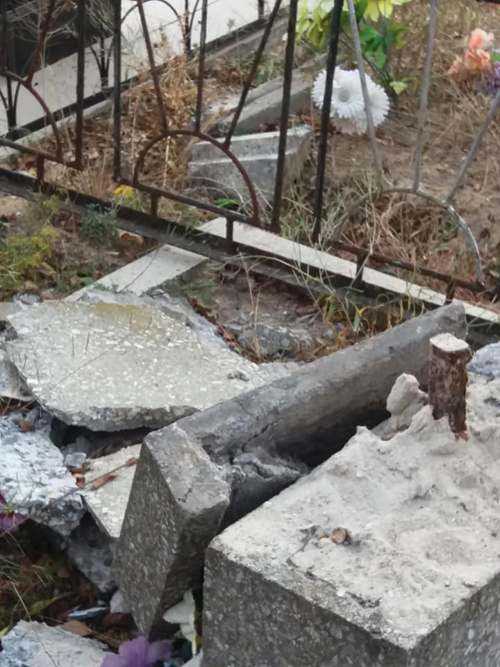 Николаевец предупредил о вандалах, которые ради металла разрушают памятники на Мешковском кладбище 11
