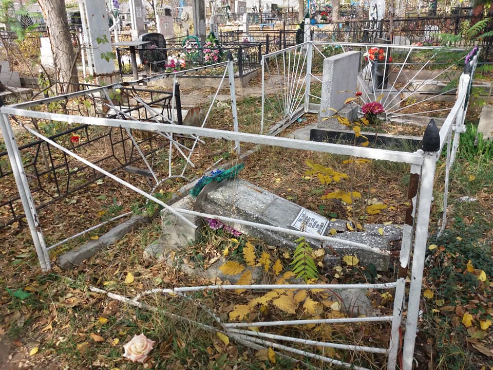 Николаевец предупредил о вандалах, которые ради металла разрушают памятники на Мешковском кладбище 1