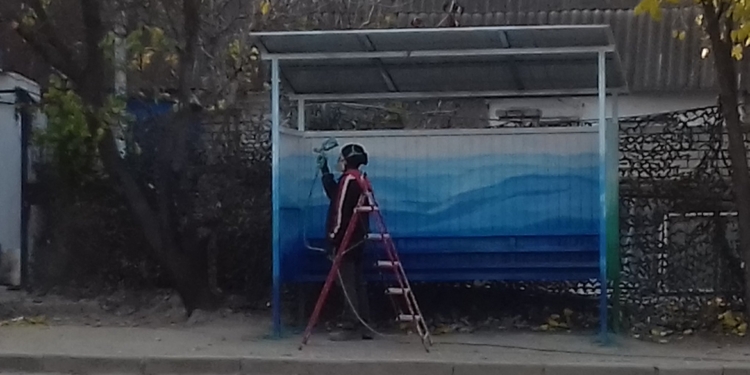 Активисты художественно подошли к благоустройству остановки в Центральном районе