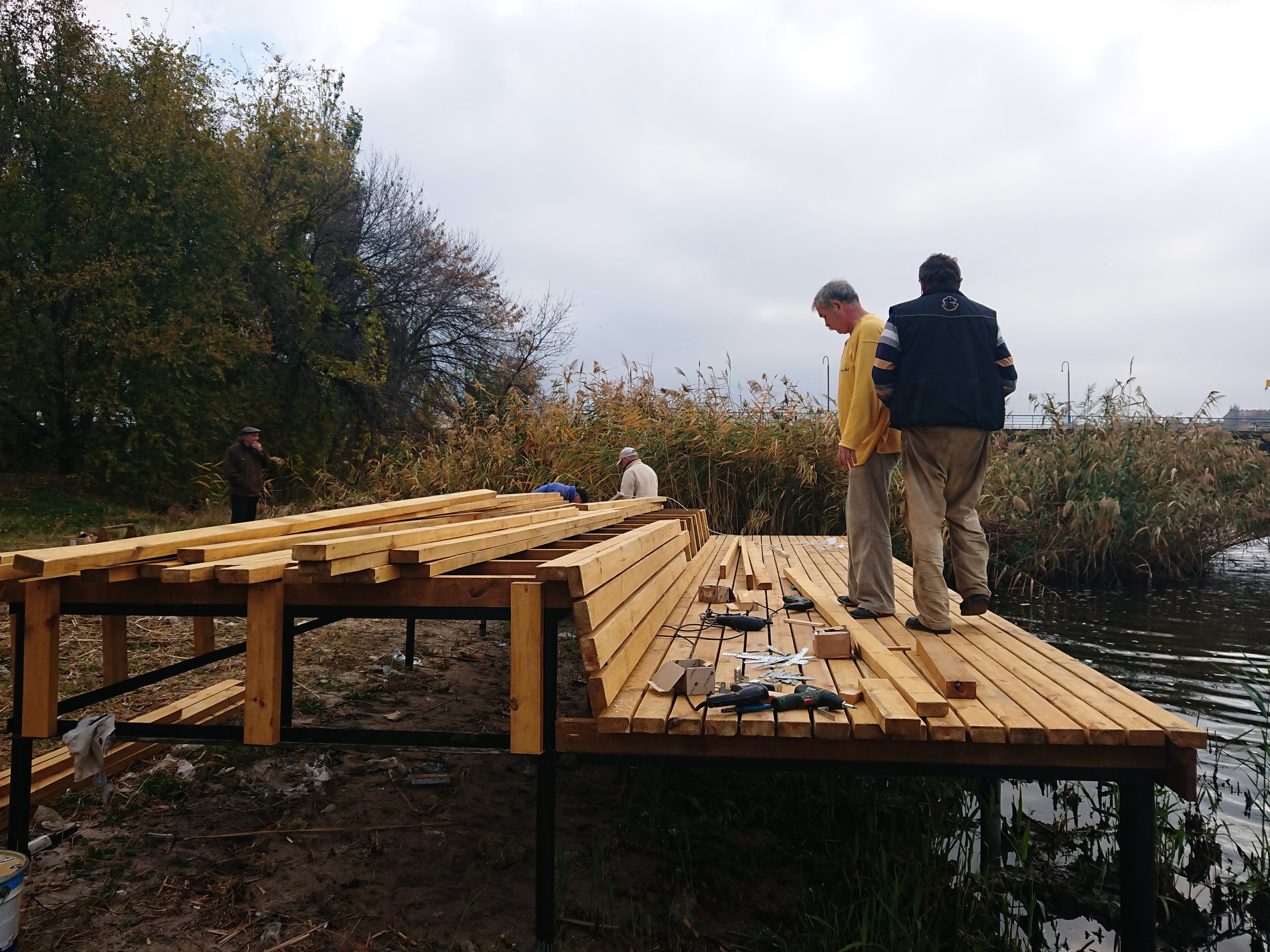 В парке Победы заканчивают монтировать пирс, откуда каждый сможет любоваться видом на Ингул