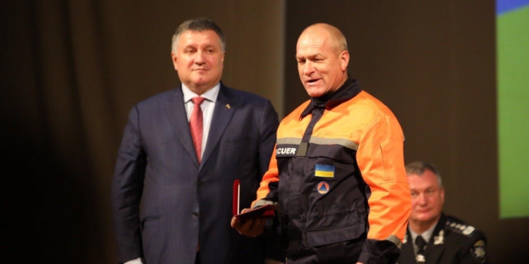 Украинским полицейским и спасателям увеличат зарплату