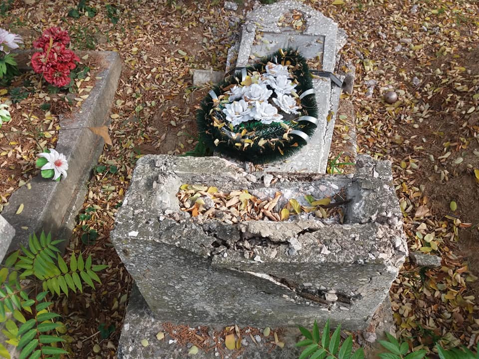 Николаевец предупредил о вандалах, которые ради металла разрушают памятники на Мешковском кладбище 5