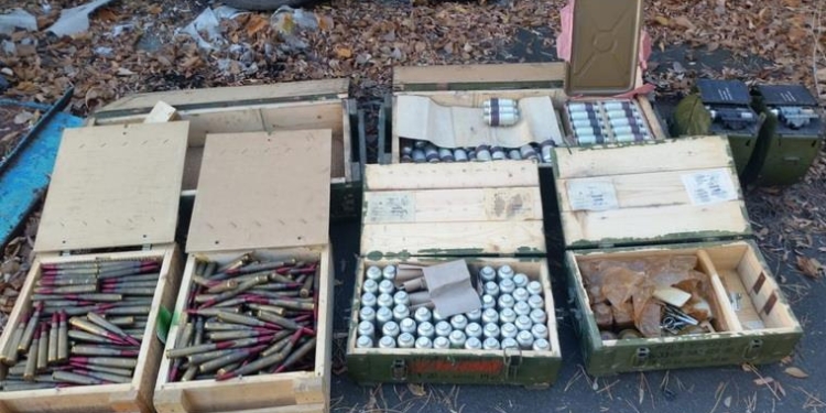 В заброшенном детском лагере под Северодонецком нашли два крупных тайника с оружием