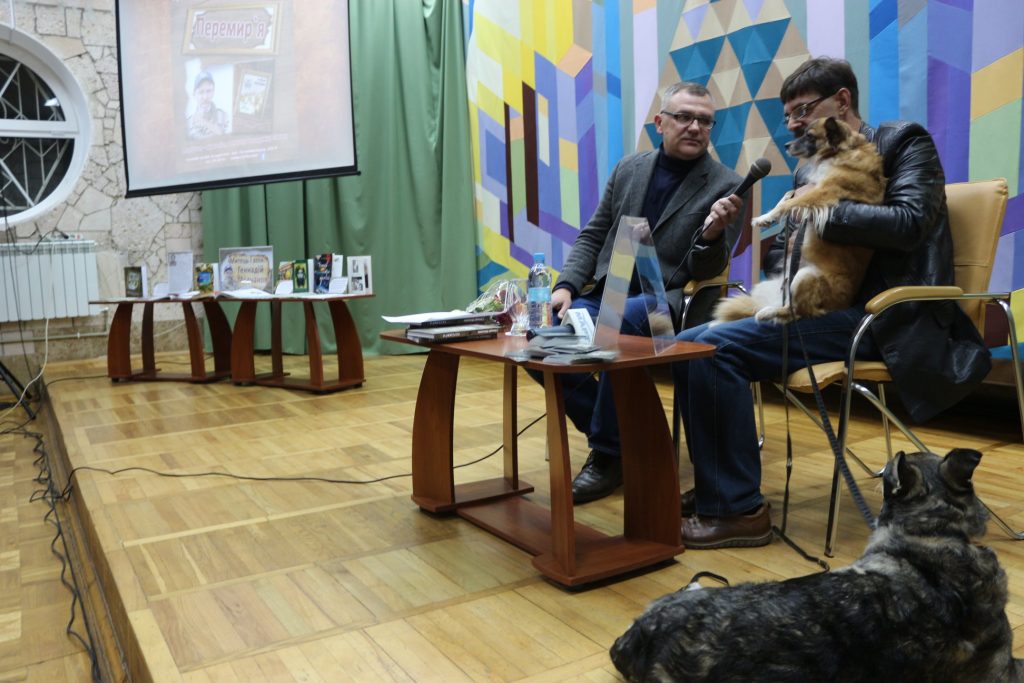 Николаевский ветеран АТО Геннадий Молчанов в компании с собаками-побратимами презентовал новый роман «Перемирие» 13