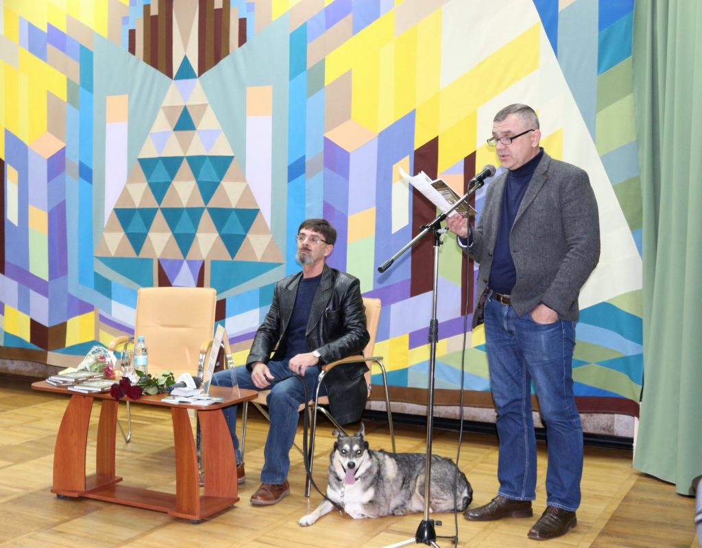 Николаевский ветеран АТО Геннадий Молчанов в компании с собаками-побратимами презентовал новый роман «Перемирие» 1