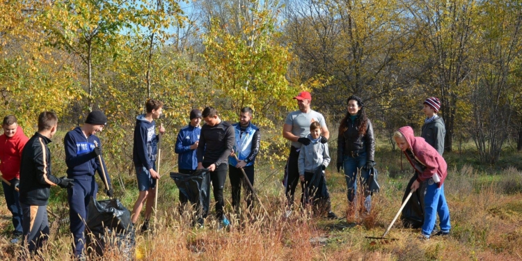 Воспитанники спортивных школ и неравнодушные николаевцы убрали территорию у КДЮШОР «Коммунаровец»