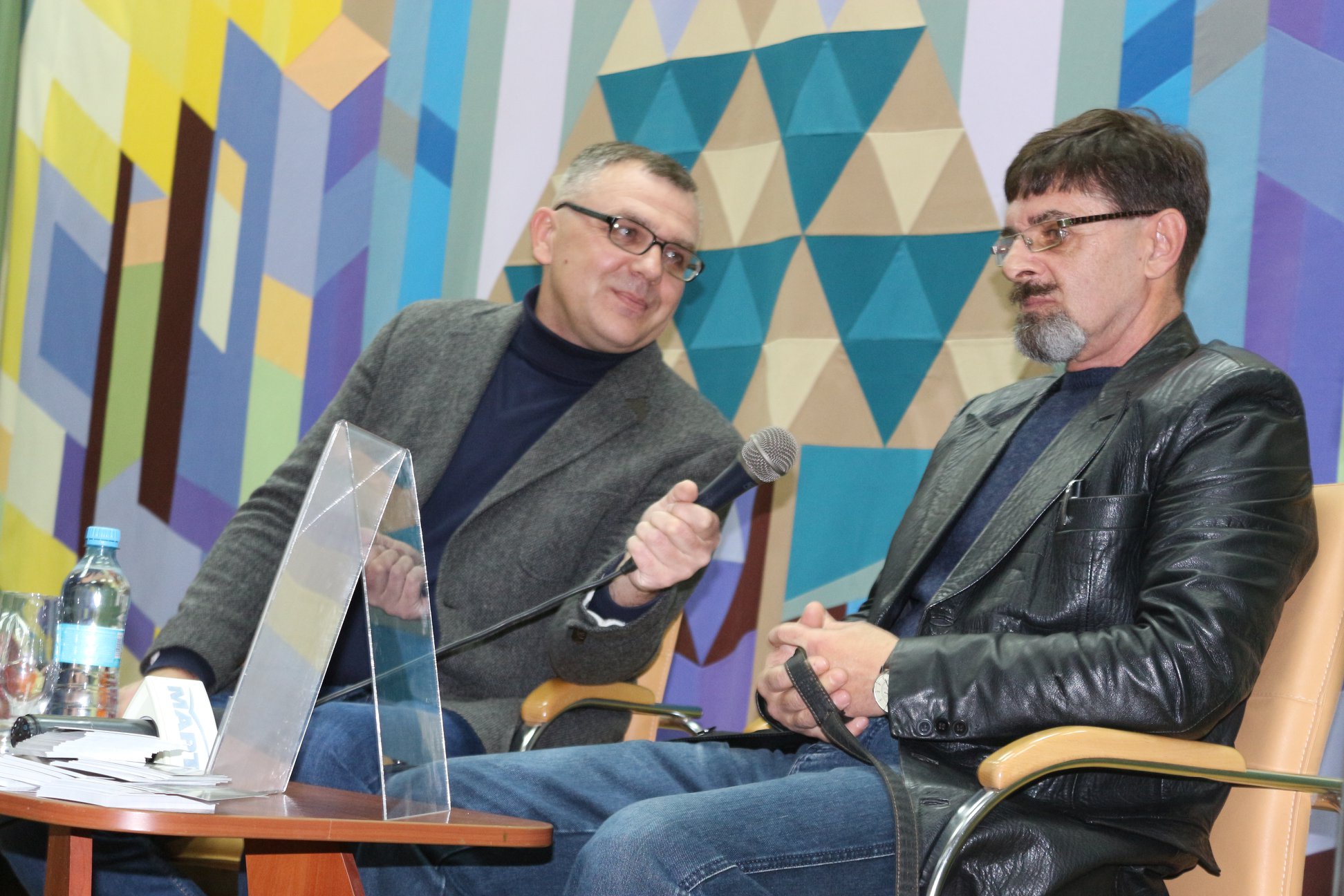 Николаевский ветеран АТО Геннадий Молчанов в компании с собаками-побратимами презентовал новый роман «Перемирие»