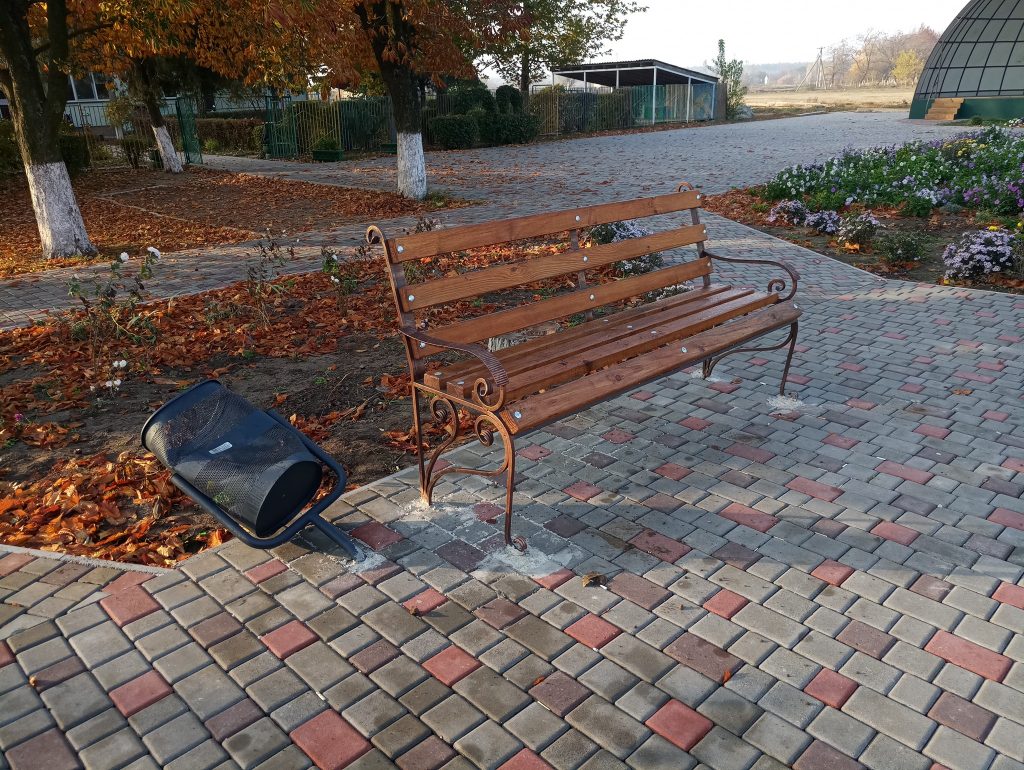 Вандалы разгромили очередной парк на Николаевщине 5