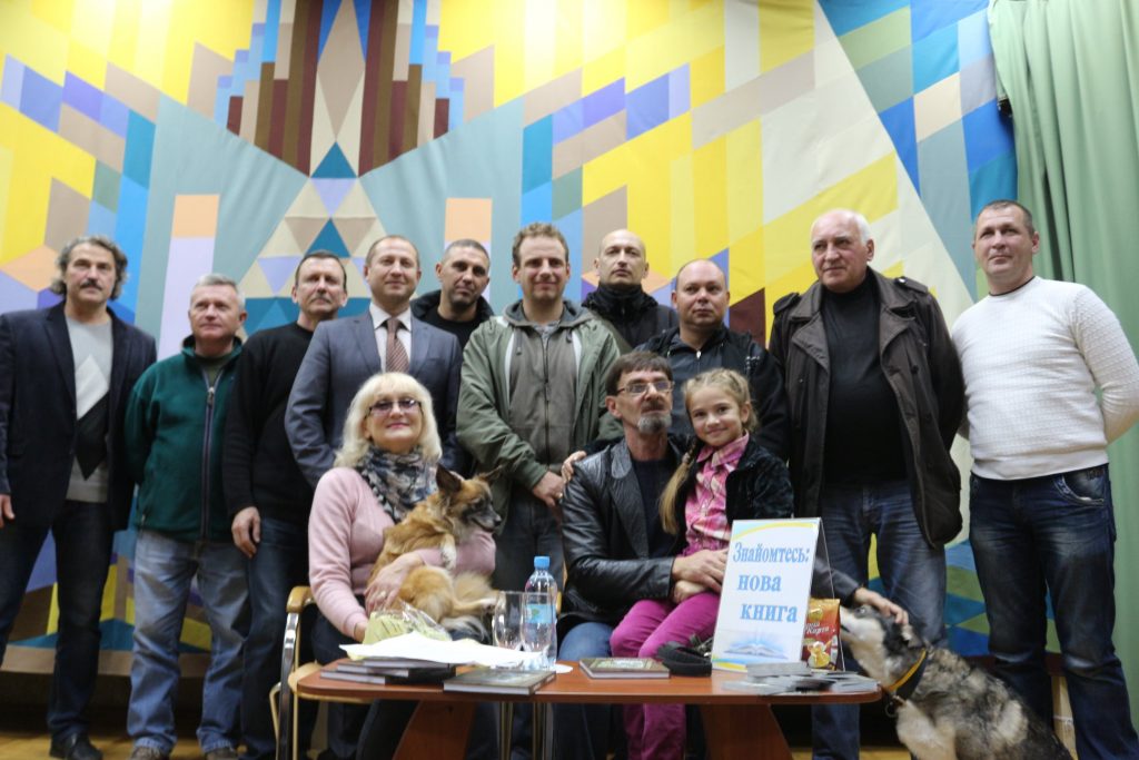 Николаевский ветеран АТО Геннадий Молчанов в компании с собаками-побратимами презентовал новый роман «Перемирие» 15