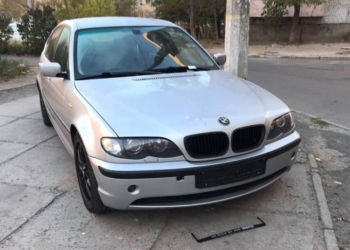 Автоворы открутили около 20 номеров в одном из дворов в Николаеве и оставили записки