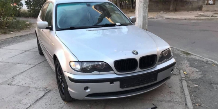 Автоворы открутили около 20 номеров в одном из дворов в Николаеве и оставили записки