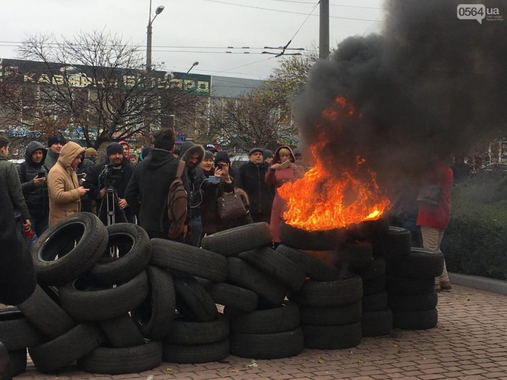 Кривой Рог без отопления: протестующие жгут шины под офисом «Криворожгаза» 7