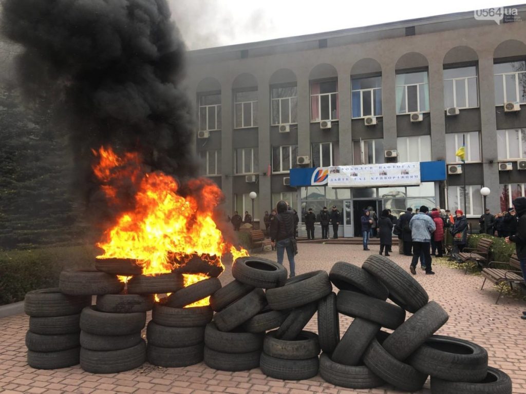 Кривой Рог без отопления: протестующие жгут шины под офисом «Криворожгаза» 1