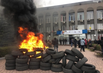Кривой Рог без отопления: протестующие жгут шины под офисом «Криворожгаза»