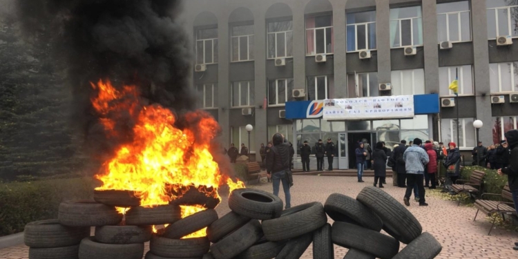 Кривой Рог без отопления: протестующие жгут шины под офисом «Криворожгаза»