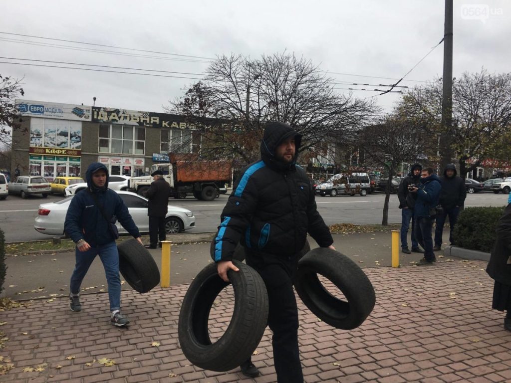 Кривой Рог без отопления: протестующие жгут шины под офисом «Криворожгаза» 3