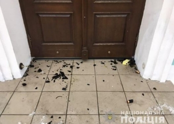 В Киеве неизвестные бросили коктейли Молотова в Андреевскую церковь