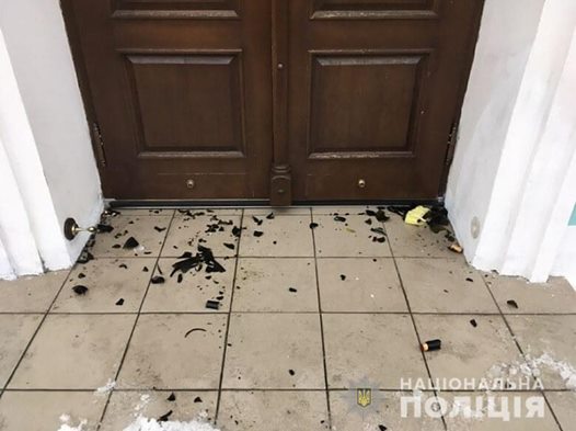 В Киеве неизвестные бросили коктейли Молотова в Андреевскую церковь 1