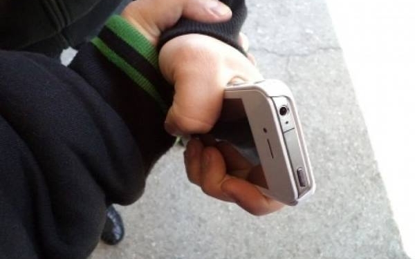 На остановке общественного транспорта ограбили жителя Заводского района. Двое юнцов задержаны