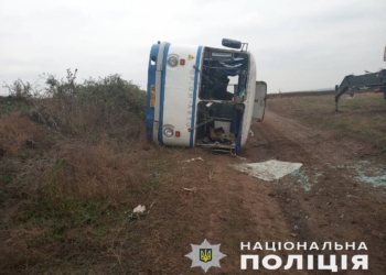 На трассе под Николаевом перевернулся пассажирский автобус. Четверо человек получили травмы