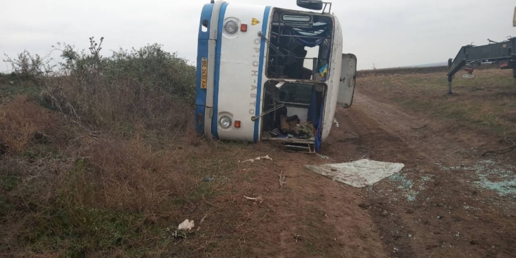 На трассе под Николаевом перевернулся пассажирский автобус. Четверо человек получили травмы