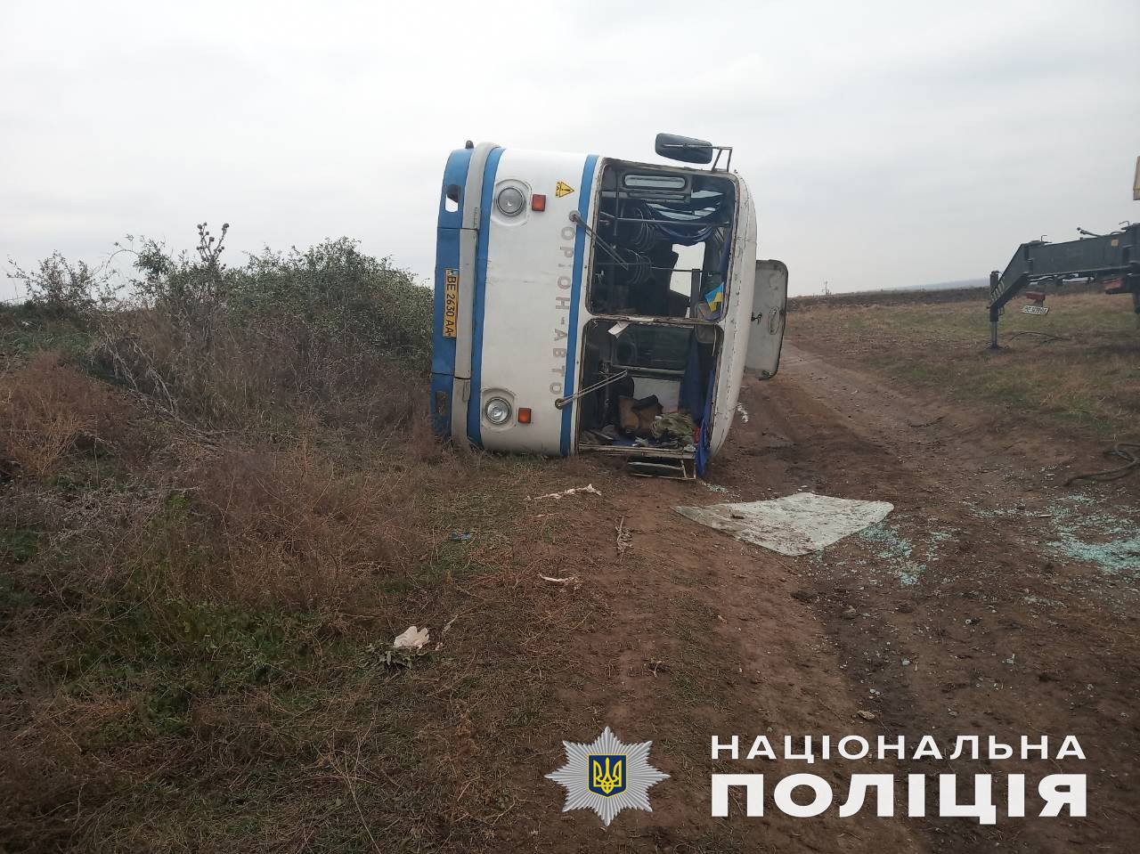На трассе под Николаевом перевернулся пассажирский автобус. Четверо человек получили травмы