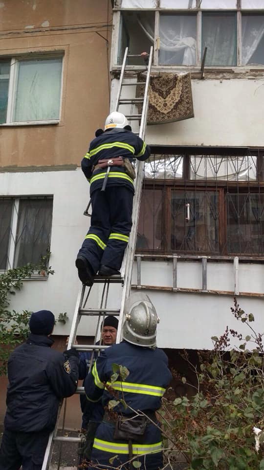 В Николаеве спасатели выручили женщину, запертую на балконе 2