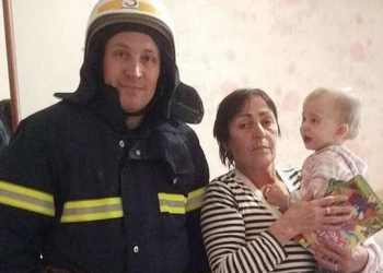 В Николаеве спасатели выручили женщину, запертую на балконе