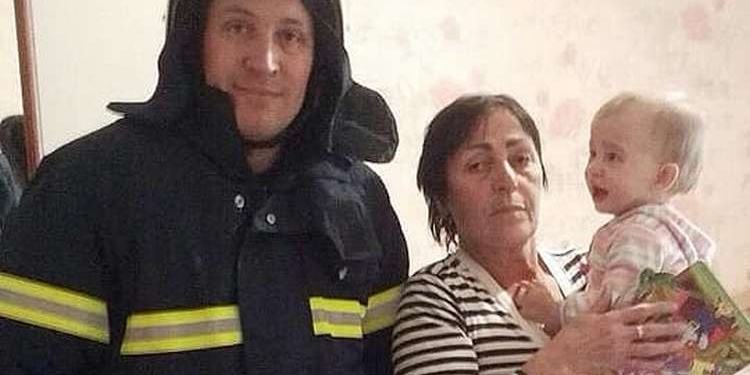 В Николаеве спасатели выручили женщину, запертую на балконе