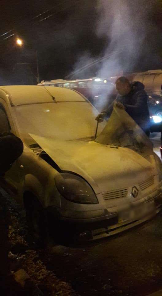 «Бежали на помощь со всех сторон»: николаевские автомобилисты оперативно выручили водителя, у которого загорелась машина 1