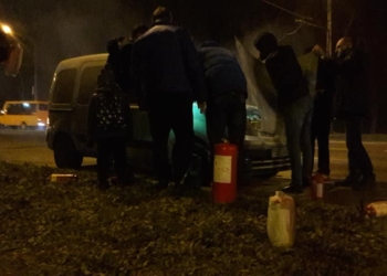 «Бежали на помощь со всех сторон»: николаевские автомобилисты оперативно выручили водителя, у которого загорелась машина