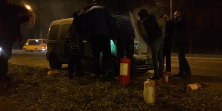 «Бежали на помощь со всех сторон»: николаевские автомобилисты оперативно выручили водителя, у которого загорелась машина