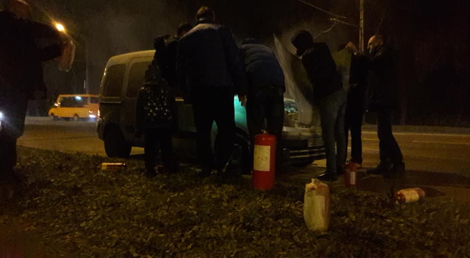 «Бежали на помощь со всех сторон»: николаевские автомобилисты оперативно выручили водителя, у которого загорелась машина 3