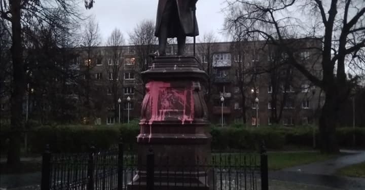 В России осквернили могилу и памятник философу Иммануилу Канту, а также призвали отказаться от «имени врага»