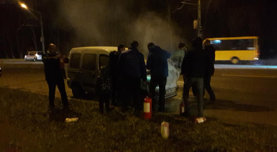 «Бежали на помощь со всех сторон»: николаевские автомобилисты оперативно выручили водителя, у которого загорелась машина 5