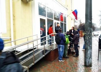 Захваченных украинских моряков везут в симферопольский “суд” – омбудсмен