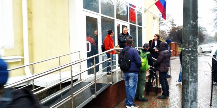 Захваченных украинских моряков везут в симферопольский “суд” – омбудсмен