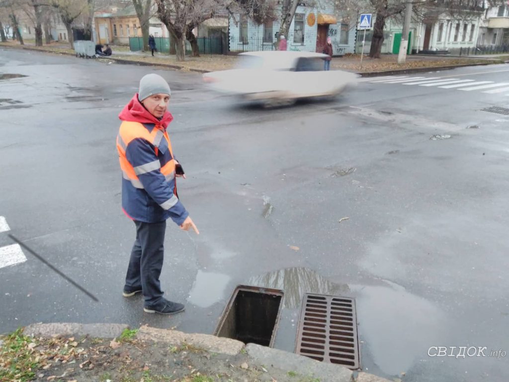 Вор стащил ливневку в центре Николаева. Его оперативно задержали и доставили в отделение 4