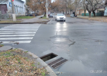 Вор стащил ливневку в центре Николаева. Его оперативно задержали и доставили в отделение
